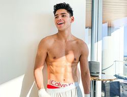 фото - Райан Гарсиа сцепился с чемпионом в 3-х категориях и собрался в октагон; комментарий Мэйуэзера