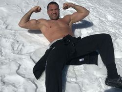 фото - Макгрегор борется, Емельяненко развивает ударные мышцы, Пулев на снегу — соцсети