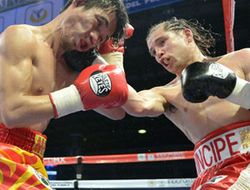 фото - Карлос Куадрас отобрал титул у Срисакета Сор Рунгвисаи