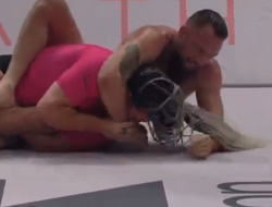 фото - Поцелуй не стал помехой межгендерному бою: Джонс засабмитил Габи Гарсию — видео