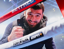 фото - «Странные результаты» допинг-теста Бетербиева. Арум поставил на место промоутера Смита