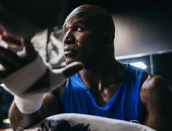 фото - 58-летний Холифилд работает на лапах, в субботу у него реальный бой — видео