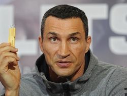 фото - Халат Кличко с загадочной флэшкой ушёл на аукционе в Лондоне за £150 тысяч