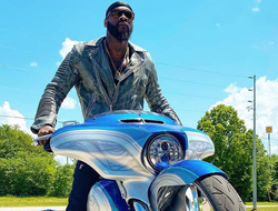 фото - Холифилд вышел на боевой вес, Бронзовый бомбардировщик на железном коне, Такам бродит в каньоне — соцсети 