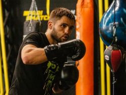 фото - «Ждём хороший бой». Митрофанов с тренером хвалят Бабатунде