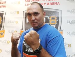 фото - Устинов принимает бой с Ортисом