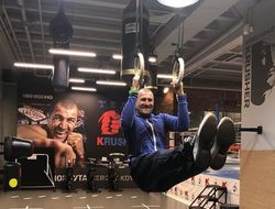 фото - Ломаченко бежит с овчаркой, Ковалёв держит уголок, Головкин с принцем на Формуле-1 — соцсети