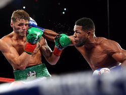 фото - Джо Смит-младший боксировал против Салливана Барреры со сломанной челюстью