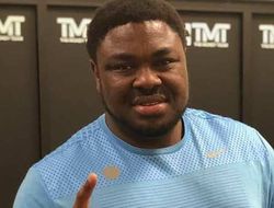 фото - Нигерийский кошмар возвращается: Сэм Питер подерётся с фанатом детского шоу