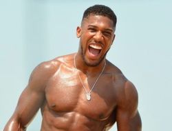 фото - Джошуа показал Усику и нам всем внушительную «раму»: два фото британца