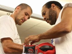 фото - Тренер Ковалёва: Держалку Уорда проверяли — и он падал