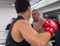 фото - Перейра развлекается в Южной Корее: избивал фана, устроил махач и конкурс бицух