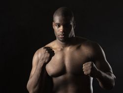 фото - Дюбуа уничтожил Эбенезера в стартовом раунде, Адамс с трудом сохранила титул