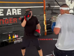 фото - Тим Цзю работает на лапах с легендарным отцом: видео