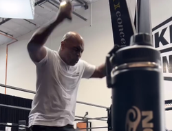 фото - Майку Тайсону стало плохо в самолёте — до боя с Полом меньше двух месяцев