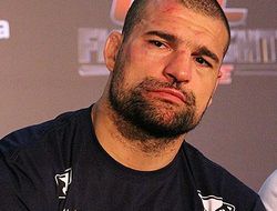 фото - Экс-чемпион против экс-претендента: в UFC объявили о бое Руа и Оздемира