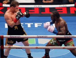 фото - Кроуфорд на самом деле не победил Канело? Зацените вердикт ИИ-судьи