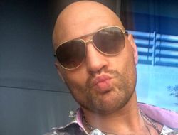 фото - Модник дня: на фоне тарелок, подушек и канделябров — мистер Тайсон Фьюри 