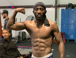 фото - Усик вылетел в Британию, Кроуфорд показал бицуху, Емельяненко вернулся — соцсети 