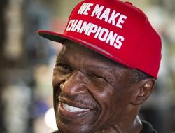 фото - Мосли не знает, кто бы победил в поединке Макгрегора и Мэйуэзера-старшего