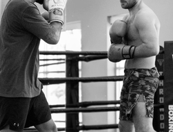 фото - Ночные приключения Стриклэнда: гонялся с пистолетом за хулиганом — видео