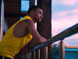 фото - Макгрегор повис, Броунер разбросал банкноты, Серроне выпил из сапога — соцсети