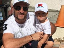 фото - Новое поколение: Сергей Ковалёв привёл сына на турники — видео