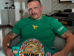 фото - Кадр дня: Усик показал травмы, полученные в бою с Фьюри