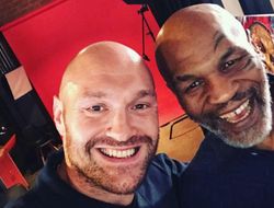 фото - Майк Тайсон и Тайсон Фьюри вместе: ветеран помахал саблей среди арабов — видео