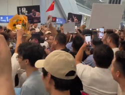 фото - Чжилеи триумфально встретили на родине. Человек-лягушка отдал честь: видео