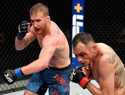 фото - Яркий финиш главного боя UFC 249: Гэтжи дожал окровавленного Фергюсона — видео