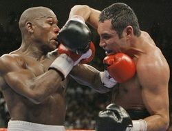 фото - Легендарные бои: Флойд Мэйуэзер-младший vs. Оскар Де Ла Хойя — видео от vRINGe.com
