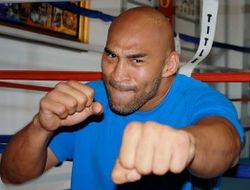 фото - Промоутер: Окендо летит на бой с Чагаевым!