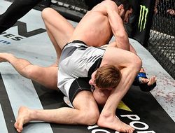 фото - Вспоминаем бой: как Ислам Махачев растерзал Дэна Хукера — видео