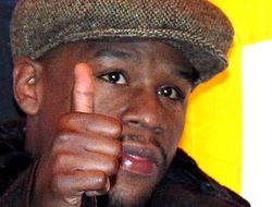 фото - «Я мудрый и как Мидас»: Флойд Мэйуэзер прихвастнул чеком на $100 млн — кадр дня