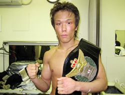 фото - (Видео) В ярком стиле Акифуми Шимода отобрал титул у Ретсури Ли