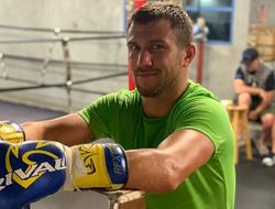 фото - Ломаченко начал спарринги, Ковалёв обзавёлся телохранителем, Мэйуэзер в образе шейха — соцсети