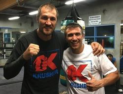 фото - Усик поёт в караоке, соперник Мэйуэзера на лапах, Джошуа ушёл в снежные горы — соцсети