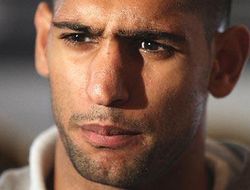 фото - Амир Хан подписал контракт на бой с Флойдом Мэйуэзером