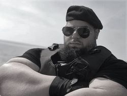 фото - Могло быть и хуже. Как Иранский Халк работает на лапах: видео