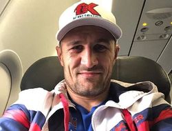 фото - Ломаченко играет в баскетбол, Ковалёв летит домой, Миллер рявкает со штангой — соцсети