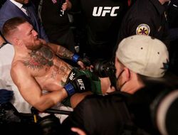 фото - Конора Макгрегора уносят на носилках после поражения Порье — видео