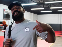 фото - Джонс отреагировал на вызов Аспиналла. Если это можно назвать реакцией