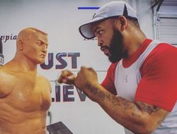 фото - Пухлый Джеймс Кирклэнд вернулся: пропускал всё, но победил быстро — видео