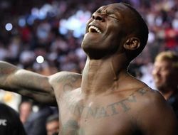 фото - Исраэль Адесанья победил Роберта Уиттакера во второй раз на UFC 271