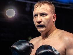 фото - Супертяж Бабич нокаутировал Швайко в бою за чемпиона Украины. Усатый Усик принёс пояс