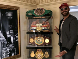 фото - Фьюри с коллекцией титулов, Усик делится стихами, Релих на концерте «Океана Эльзы» — соцсети