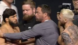 Царукян ударил Хукера на финальной битве взглядов: видео