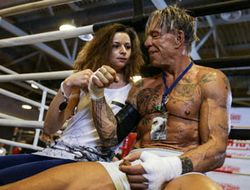 фото - Микки Рурк одержал победу в выставочном поединке 