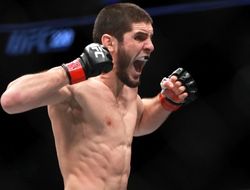 фото - Ислам Махачев финиширует Дэна Хукера: видео развязки